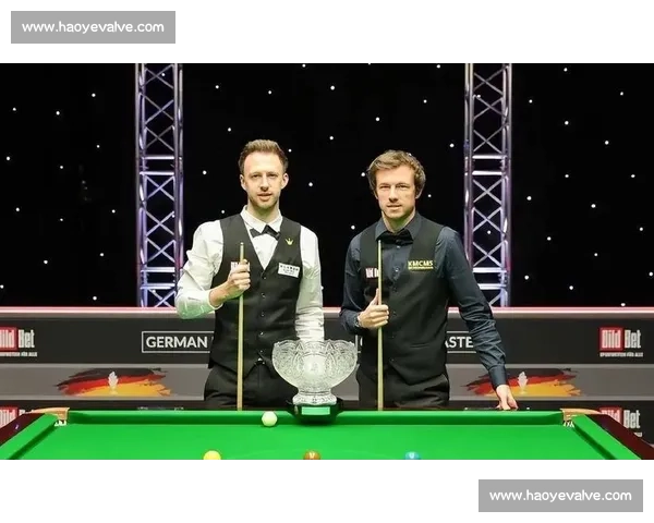 15 年圆梦!利索夫斯基携女友捧杯,与特鲁姆普相拥泪目 15 年圆梦!利索夫斯基携女友捧杯,与特鲁姆普相拥泪目